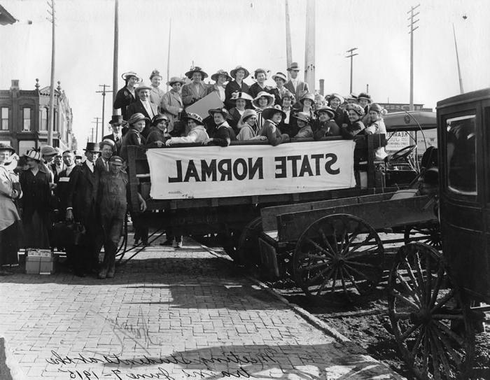 Historic photo, meeting students in 1915